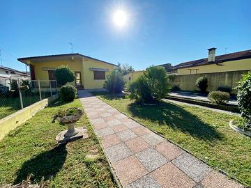 CASA PIANO TERRA CON GIARDINO GARAGE E PROSERVIZI