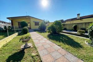 CASA PIANO TERRA CON GIARDINO GARAGE E PROSERVIZI