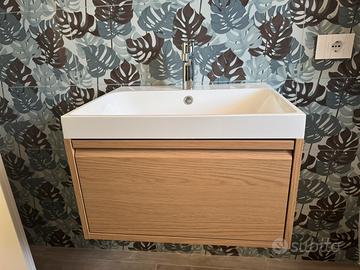 Mobile bagno con lavabo e specchio