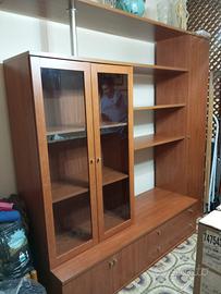 Parete attrezzata in legno – con vetrina e ripiani