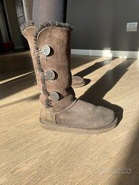 Stivali Hugg camoscio alti marroni con bottoni