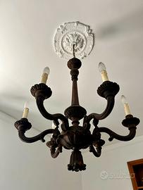 Lampadario vintage in legno intagliato