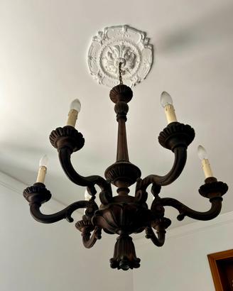 Lampadario vintage in legno intagliato