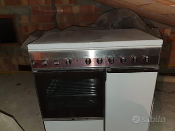 Cucina a gas e piano elettrico e portabombola