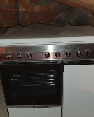 Cucina a gas e piano elettrico e portabombola
