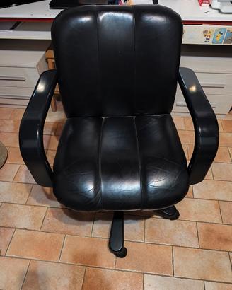poltrona in pelle con ruote