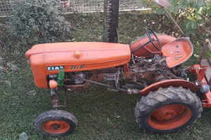 Trattore agricolo fiat piccola
