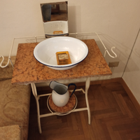 Antico mobile bagno con brocca