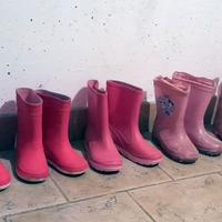 Salvagente, stivali in gomma e monopattino