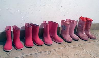 Salvagente, stivali in gomma e monopattino