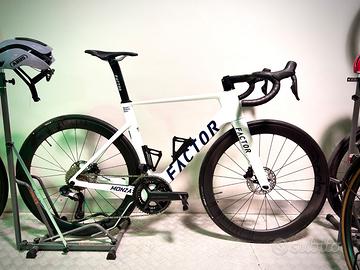 Factor Monza km 0 con Ultegra di2 elettronico