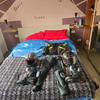 giacca da moto e stivali  più caschi