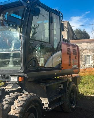 Escavatore gommato Hitachi ZX170W-6