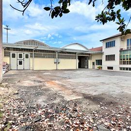 Capannone con uffici