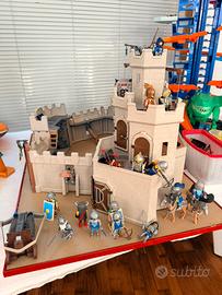 Castello Playmobil con diversi personaggi.