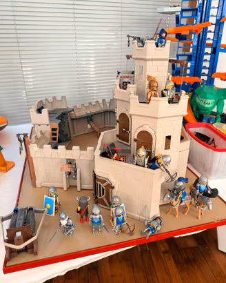 Castello Playmobil con diversi personaggi.