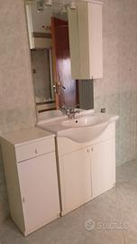 mobile bagno bianco con lavabo 