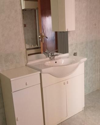 mobile bagno bianco con lavabo 