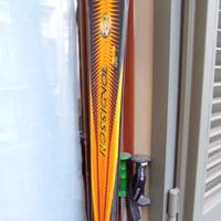 sci rossignol con attacchi