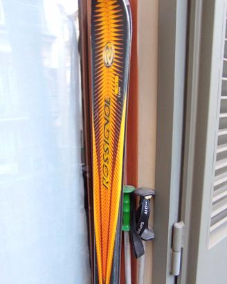 sci rossignol con attacchi