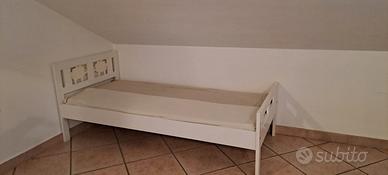 lettino per bambini colore legno 