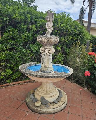 Fontana in pietra bianca decorativa stile classico