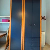 Armadio Ikea blu e ciliegio con faretti