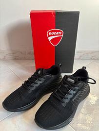 Scarpe nere Ducati