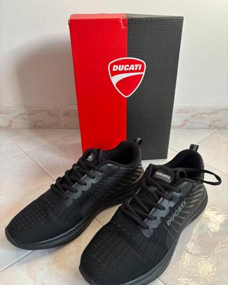 Scarpe nere Ducati