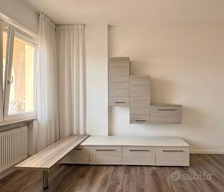 Mobile da salotto e quattro sedie