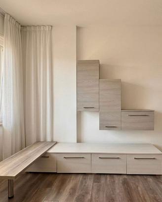 Mobile da salotto e quattro sedie