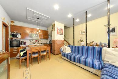 VILLA A SCHIERA CENTRALE A NOALE