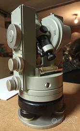Il Carl Zeiss Th2 è un teodolite ottico di precisi