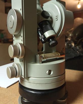 Il Carl Zeiss Th2 è un teodolite ottico di precisi