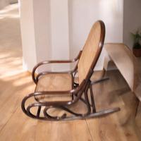 sedia  a dondolo in stile Thonet in legno 
