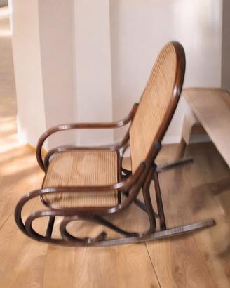 sedia  a dondolo in stile Thonet in legno 