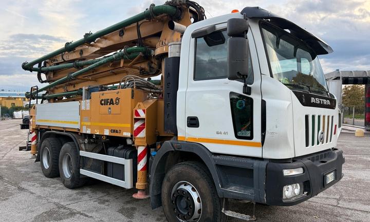 ASTRA VI HD8 64.41-80 con pompa per calcestruzzo C