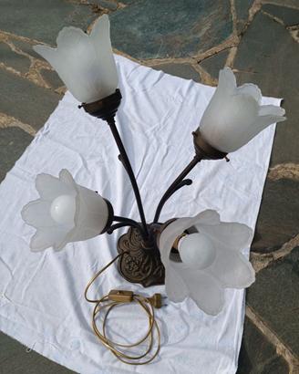 Lampada da tavolo con design a campanula