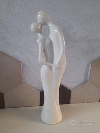 Statua coppia innamorati stilizzata in ceramica