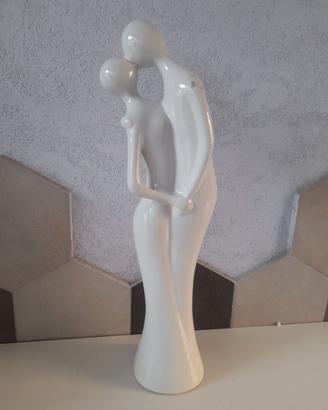 Statua coppia innamorati stilizzata in ceramica