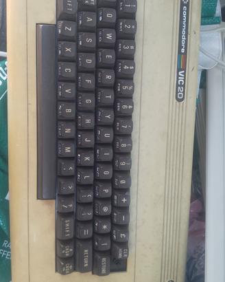 commodore Vic 20 funzionante manca 2 tasti 