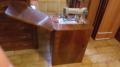 Macchina da cucire con mobiletto 