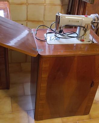 Macchina da cucire con mobiletto 
