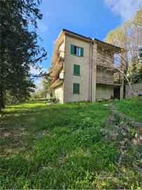 Casa indipendente di 536 m² con più di 5 locali e 