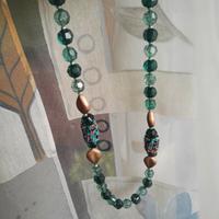 Collana artigianale con pietre verdi e perline