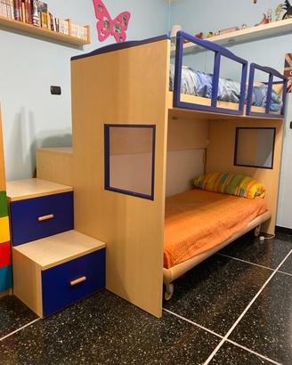 Cameretta letto a castello con materassi