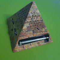 Radio AM/FM a forma di piramide egizia