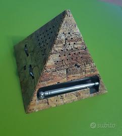 Radio AM/FM a forma di piramide egizia