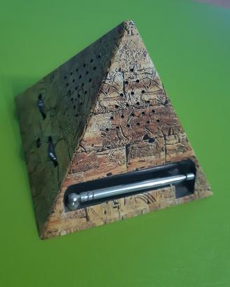 Radio AM/FM a forma di piramide egizia