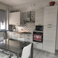 Cucina effetto rovere con dispensa estraibile